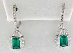 Excellent Quality Coloumbian Emerald Colorstone Center Stone Roud Diamonds and Diamond Baguettes Diamond 