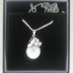18k White Gold Fresh Water Pearl with Diamonds Bageuutes and a Round Diamond Pendant Necklace